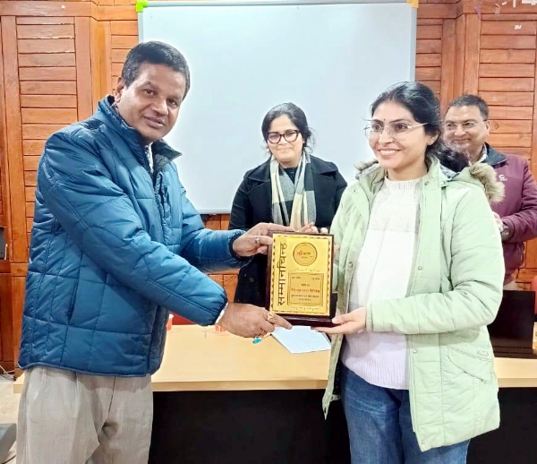 डीएसबी परिसर में संविधान दिवस पर एक वक्ता को पुरस्कृत करते प्राध्यापक।