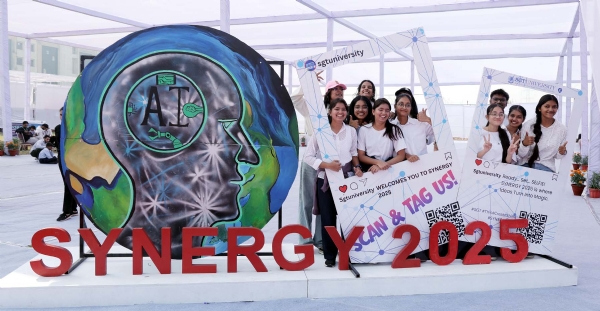 गुरुग्राम स्थित एसजीटी यूनिवर्सिटी में सिनर्जी 2025 के प्रतीक के साथ प्रतिभागी छात्राएं।