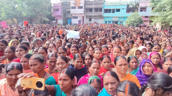 आक्रोशित महिलाएं