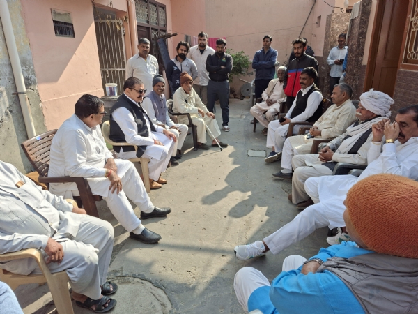 पीडि़त परिवार के घर पहुंच अमन की मृत्यु पर शोक जताते पूर्व विधायक राजेंद्र सिंह जून।