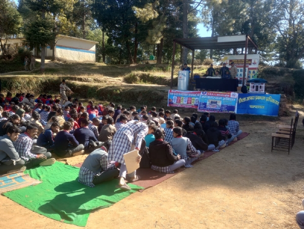 आपदा प्रशिक्षण लेते छात्र