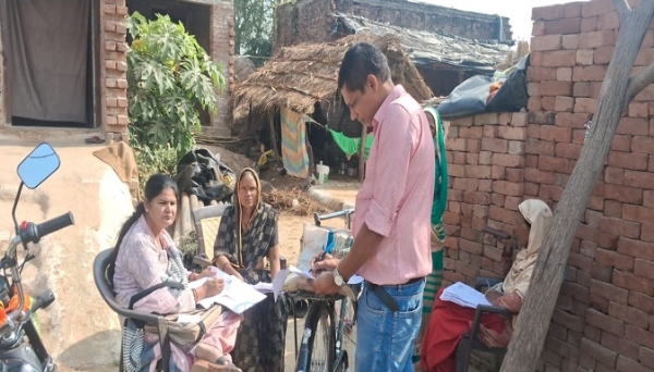 एसआईआर को लेकर सत्यापन करते बीएलओ।