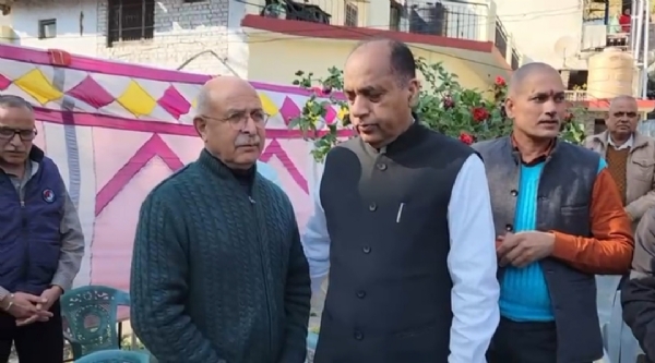 शहीद नमांश स्याल के पिता से मिलते हुए नेता प्रतिपक्ष।