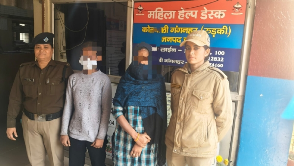 किशोरी को परिजनों को सौंपते