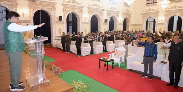 संवैधानिक कर्तव्यों की शपथ लेते राजभवन के कर्मचारी
