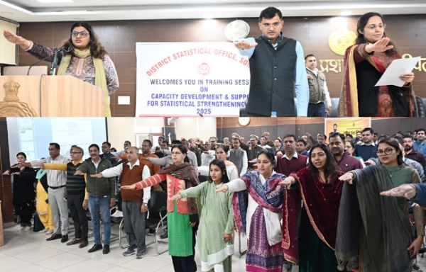 सोनीपत: लघु सचिवालय स्थित सभागार में नगराधीश  डॉ. अनमोल शपथ दिलाते हुए