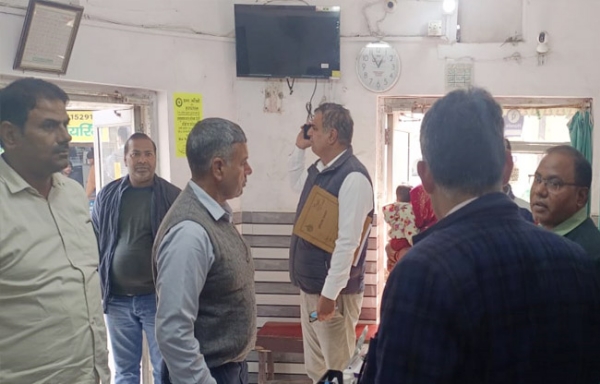 सोनीपत  उड़न दस्ते में शामिल अधिकारी जांच करते हुए