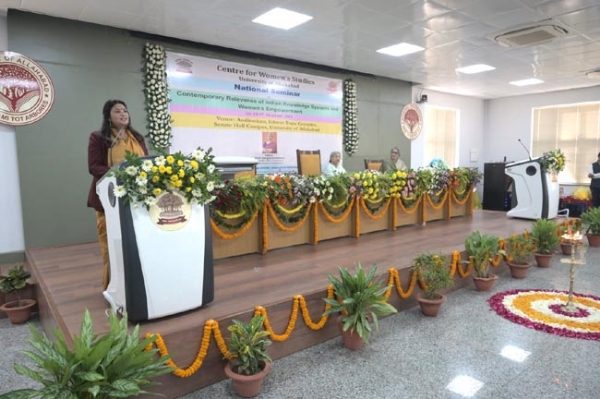 सम्बोधित करते प्रो. श्वेतांशू भूषण