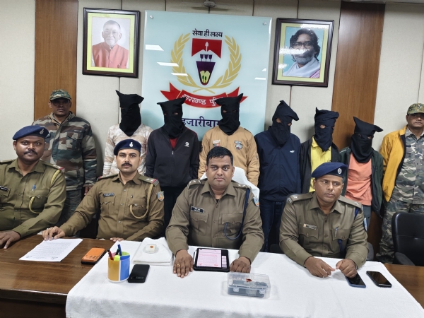 जानकारी देते डीएसपी व अन्य।