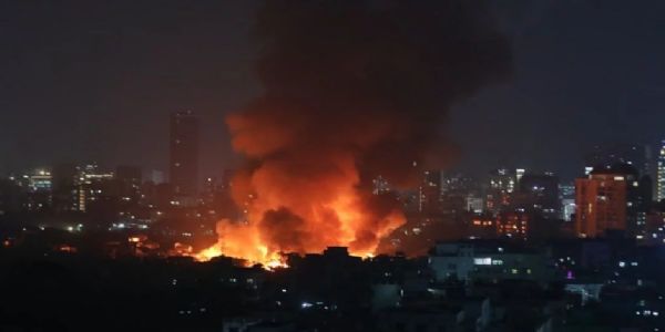 कोरेल झुग्गी-झोपड़ी बस्ती में उठ रही आग की लपटें। फोटो - ढाका ट्रिब्यून