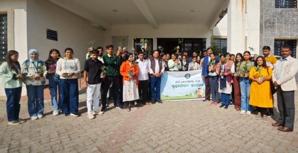 कार्यक्रम में शामिल पत्रकारिता विभाग के छात्र-छात्राएं समेत अन्‍य