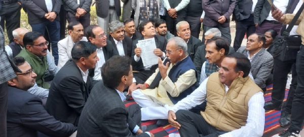 अधिवक्ताओ को अपने बीच लेकर बैठे अधिवक्ता