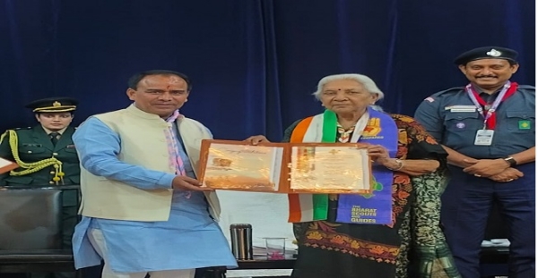 उत्तर प्रदेश राजभवन में राज्यपाल आनंदीबेन पटेल ‘सिल्वर एलीफेंट अवार्ड’ से कैबिनेट मंत्री  डॉ. धन सिंह रावत को सम्मानित करती।