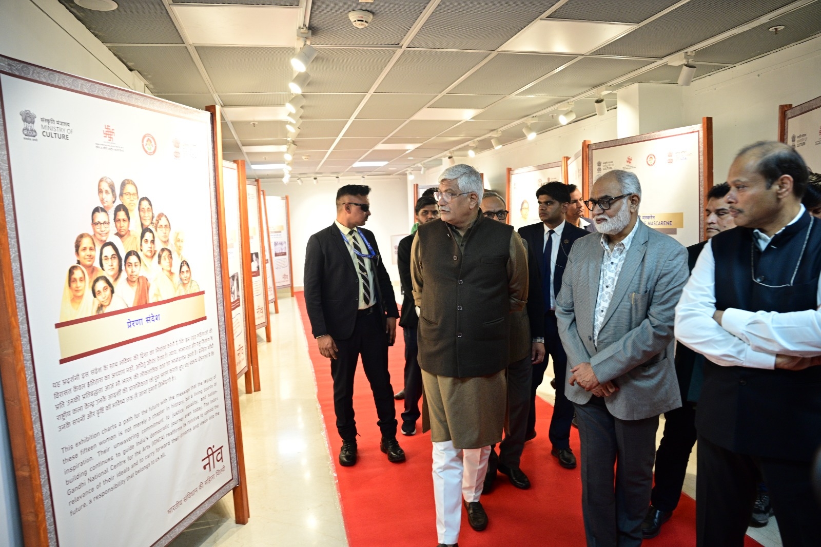 केंद्रीय संस्कृति मंत्री प्रदर्शनी का अवलोकन करते