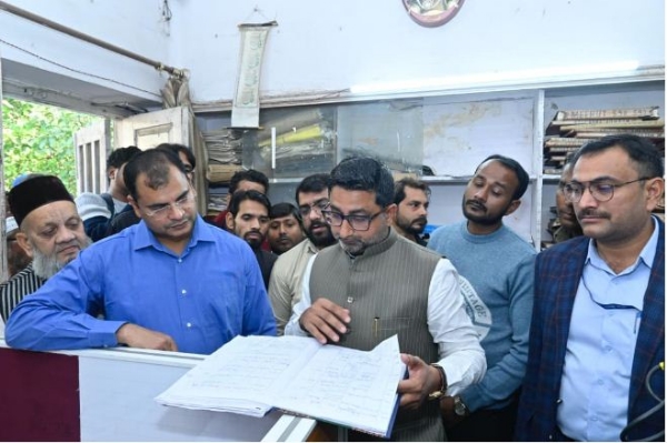 वक्फ बोर्ड कार्यालय में औचक निरीक्षण करते मंत्री दानिश आजाद अंसारी