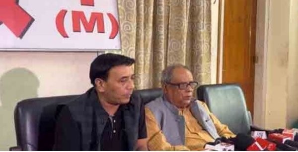 अनिल बिस्वास भवन में पत्रकारों से बात करते अशोक भट्टाचार्य और समन पाठक