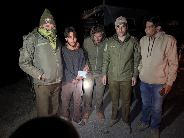 A drug smuggler was arrested with charas in Bani.