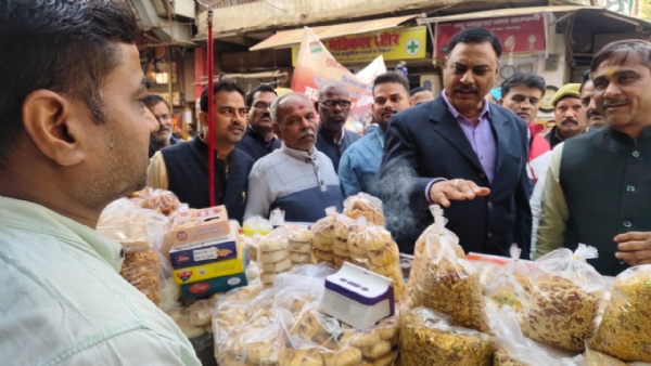 दुकानदारों को एसआईआर की जानकारी देते डीएम पवन कुमार गंगवार