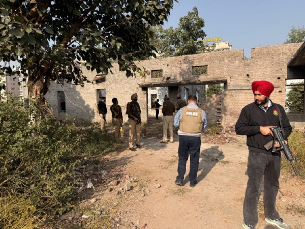 पंजाब पुलिस के अधिकारी मुठभेड़ वाले स्थान का निरीक्षण करते हुए