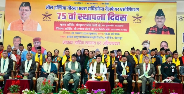 संविधान दिवस कार्यक्रम में मुख्यमंत्री पुष्कर सिंह धामी सहित अन्य।