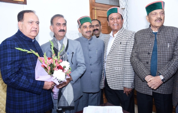 सर्वदलीय बैठक के दौरान विधानसभा अध्यक्ष और अन्य।