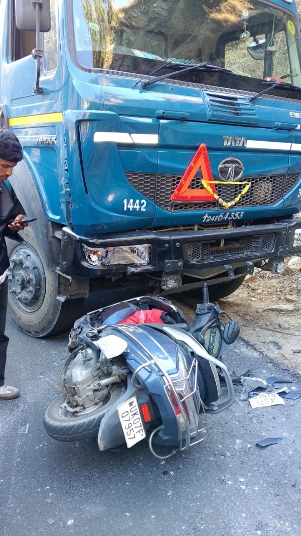 डंफर ने स्कूटी को मारी टक्कर दो घायल