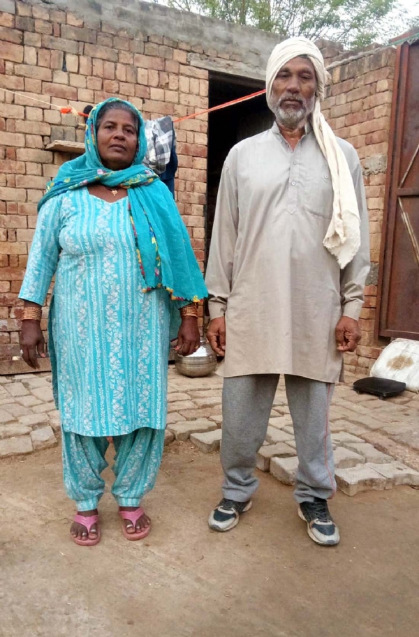 पीड़ित रमेश कुमार व उनकी धर्मपत्नी।