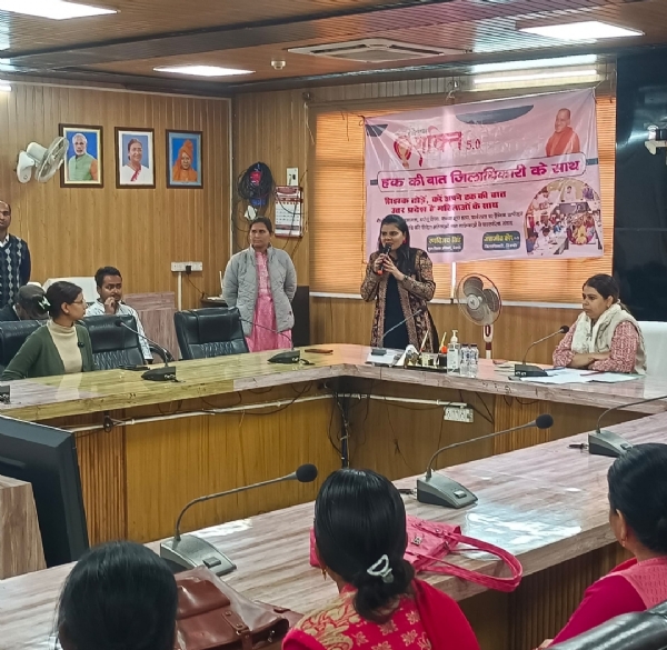 समस्या सुनते हुए डीएम