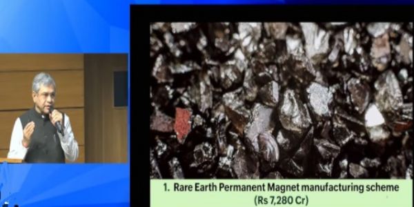 पत्रकार वार्ता को संबोधित करते केन्द्रीय मंत्री वैष्णव