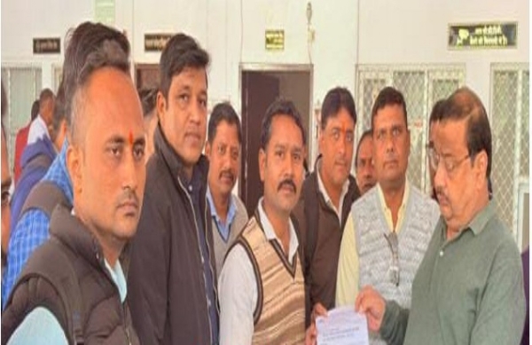 कलेक्ट्रेट में नगर मजिस्ट्रेट को ज्ञापन देते मेडिकल एंड सेल्स रिप्रेजेंटिव