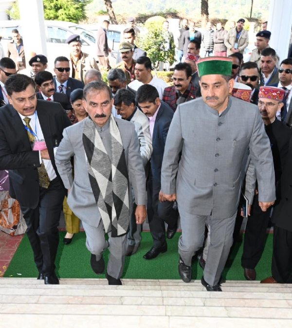 विधानसभा सत्र के लिए जाते हुए मुख्यमंत्री और अन्य।