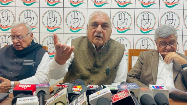 26आरटीके1 : डी पार्क स्थित आवास पर पत्रकारों से बातचीत करते पूर्व मुख्यमंत्री एवं नेता प्रतिपक्ष भूपेन्द्र सिंह हुड्डा ----------