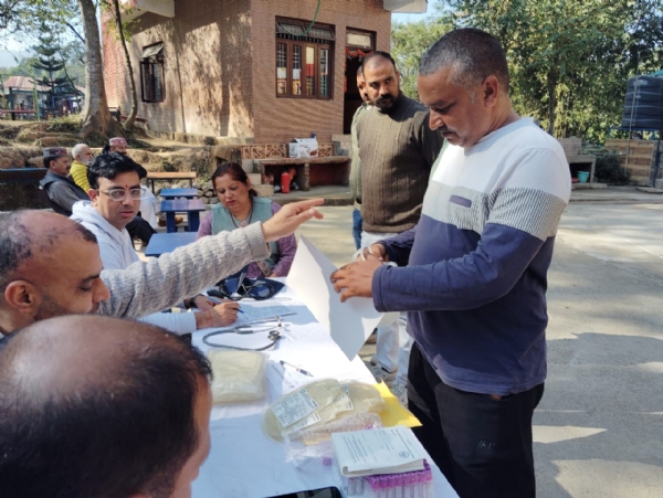 रक्तदान शिविर के दौरान चिकित्सक व अन्य।