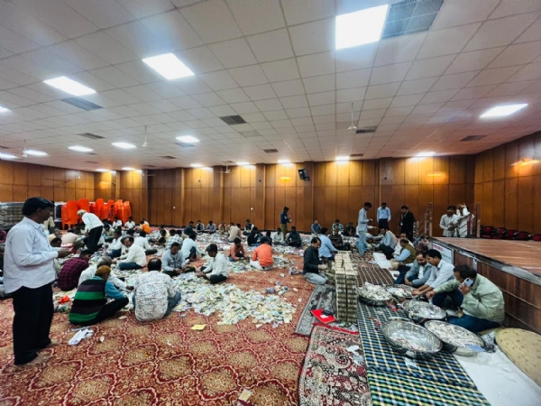 चित्तौड़गढ़ जिले के सांवलियाजी मंदिर में दान राशि की गणना।