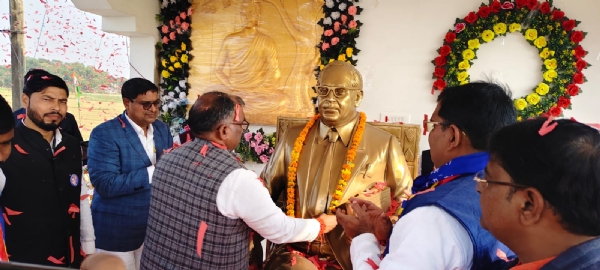 डॉ भीम राव अंबेडकर की प्रतिमा पर माल्यार्पण करते हुए राज्य मंत्री गिरीश चंद्र यादव