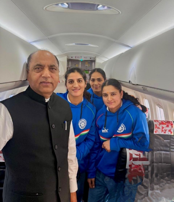 कबड्डी खिलाड़ियों के साथ जय राम ठाकुर।