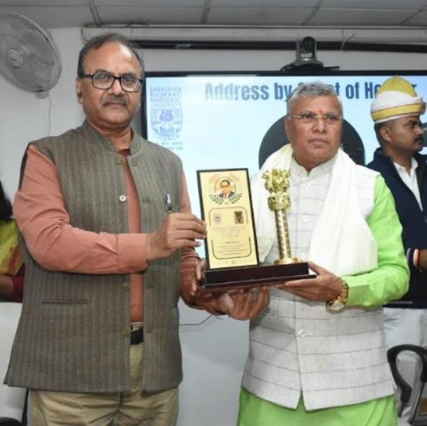 राज्यमंत्री धर्मवीर प्रजा​पति को प्रतीक चिन्ह भेंट करते बीबीएयू कुलपति प्रो. राज कुमार मित्तल