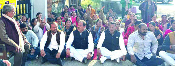 धरना देते हुए कांग्रेसी