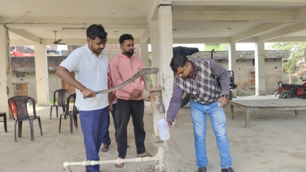 पानी का सैंपल लेते विभागीय अधिकारी