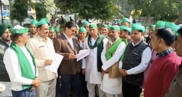 दामोदर स्वरूप पार्क में 16 सूत्रीय ज्ञापन सौंपते किसान नेता और एसडीएम जगमोहन यादव।