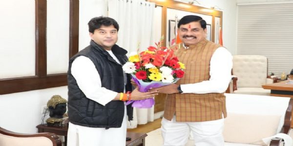 केन्‍द्रीय मंत्री सिंधिया तीन दिवसीय प्रवास पर पहुंचे मप्र, मुख्यमंत्री से की मुलाकात