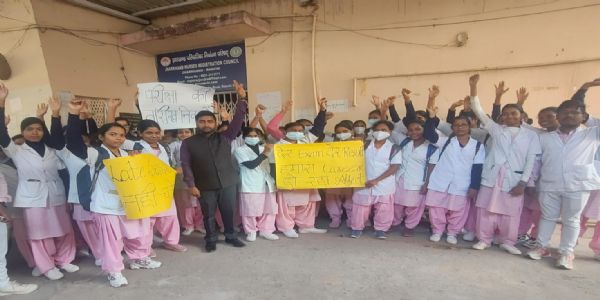 परीक्षा नहीं लेने से नाराज जीएनएम छात्राओं ने नर्सिंग काउंसिल पर जडा ताला