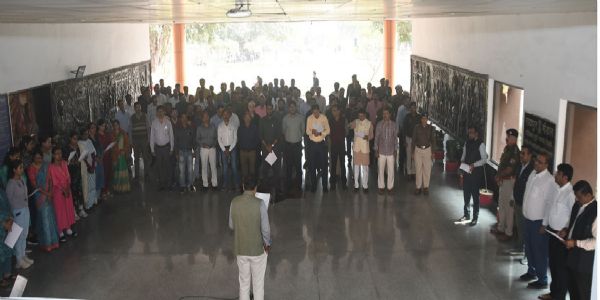 रायपुर : मंडल रेल प्रबंधक सहित दपूम रेलवे में संविधान दिवस मनाया गया