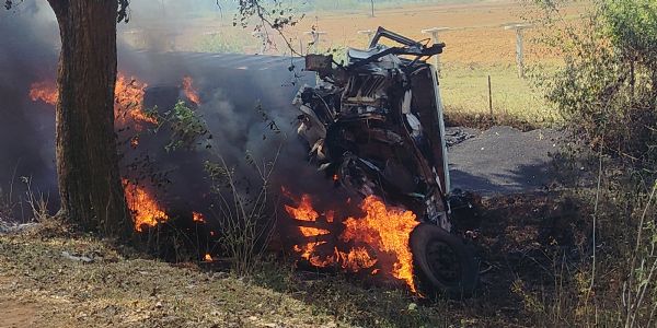 दुर्घटनाग्रस्त ट्रक में लगी आग, जिंदा जल गया चालक