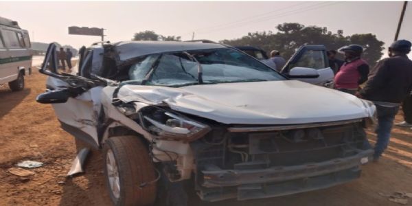 सड़क दुघर्टना में एक ही परिवार के तीन सदस्य गंभीर रूप से घायल
