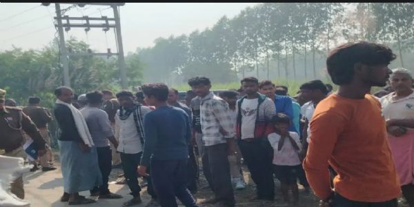 सीतापुर : ट्रांसफार्मर के पास मिला युवक का शव, पिता ने लगाया दो लोगों पर आरोप