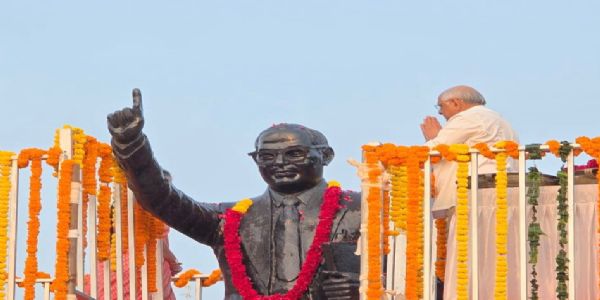 संविधान दिवस: मुख्यमंत्री ने बाबासाहेब अंबेडकर की प्रतिमा पर पुष्पांजलि अर्पित की