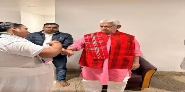 उपराज्यपाल मनोज सिन्हा ने वाराणसी में बाबा विश्वनाथ और श्री संकट मोचन के दर्शन किए