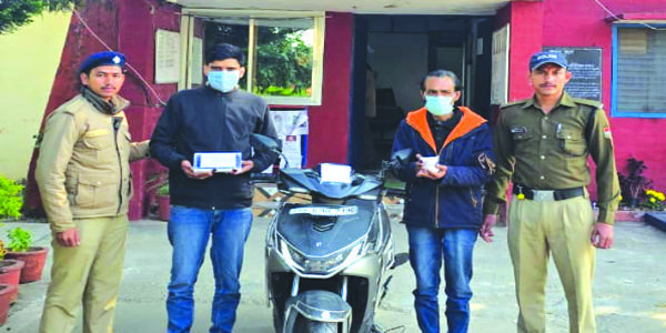 स्मैक के साथ स्कूटी सवार दो तस्कर गिरफ्तार