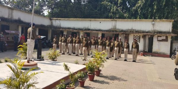 संविधान दिवस पर टाटानगर रेलवे में एसपी ने दिलाई शपथ